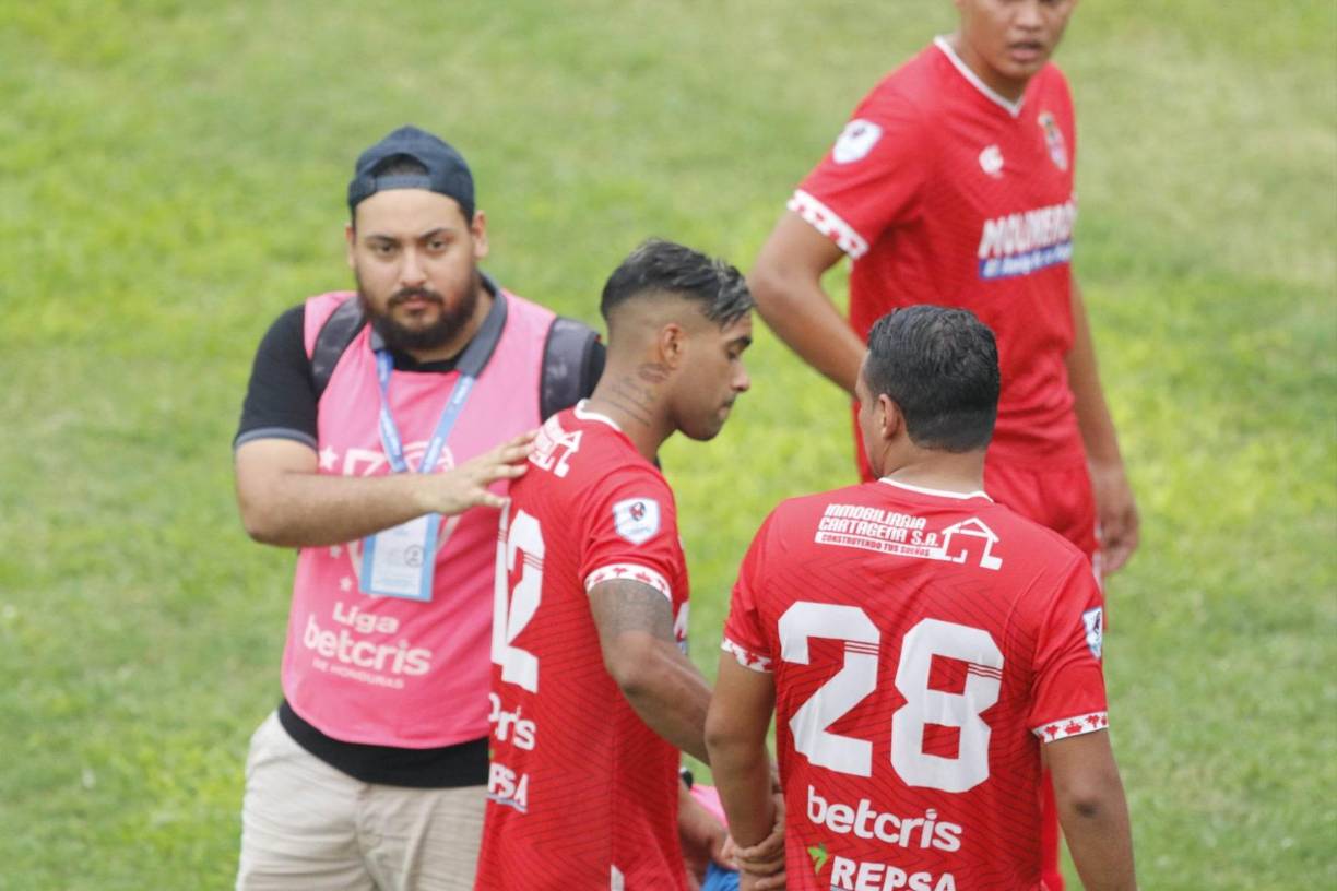 Álvaro Torres falló un lanzamiento penal que perfectamente pudo haber salvado oficialmente a la Real Sociedad. El uruguayo salió cabizbajo por su falla.