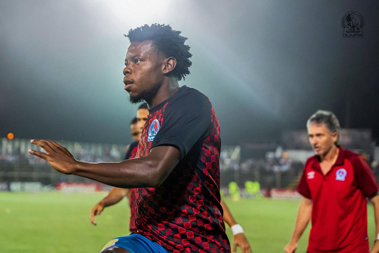 José García: El zaguero catracho forma parte del 11 ideal de los cuartos de final de la Liga Concacaf.