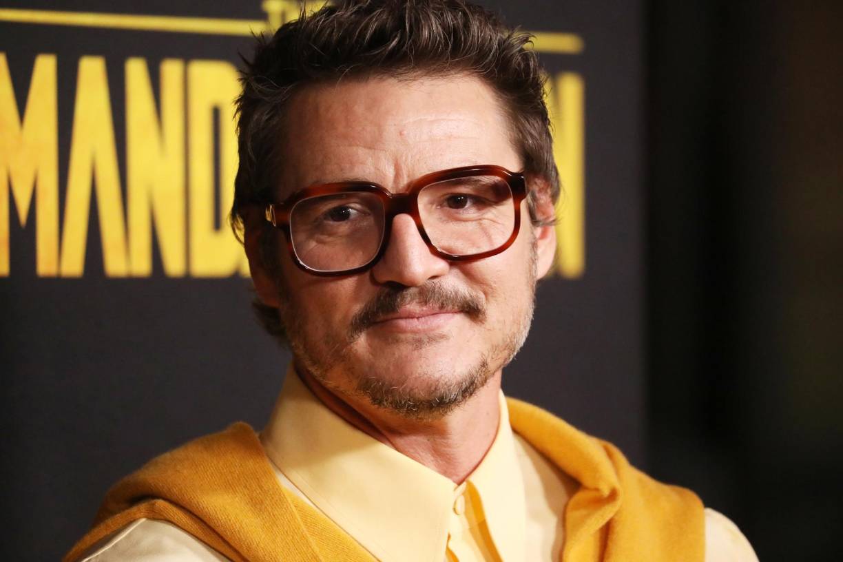 El actor chileno americano, Pedro Pascal recientemente asistió, junto al elenco, a la premiere de la tercera temporada de la serie 'The Mandalorian' de Disney+. Como ya es su costumbre asistió solo a la presentación, contrario a otras celebridades que van acompañadas a estos eventos usualmente con su pareja.