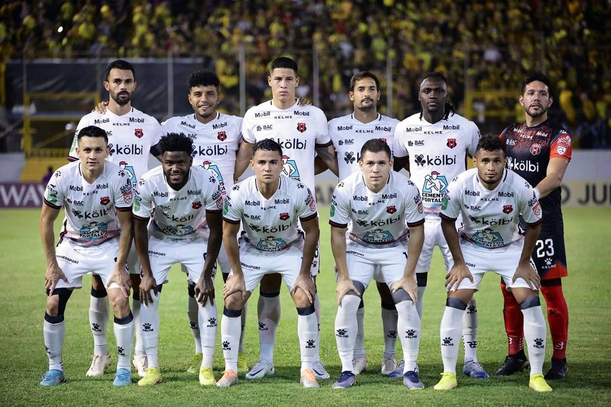 El 11 titular del Alajuelense posando previo al partido contra el Real España.