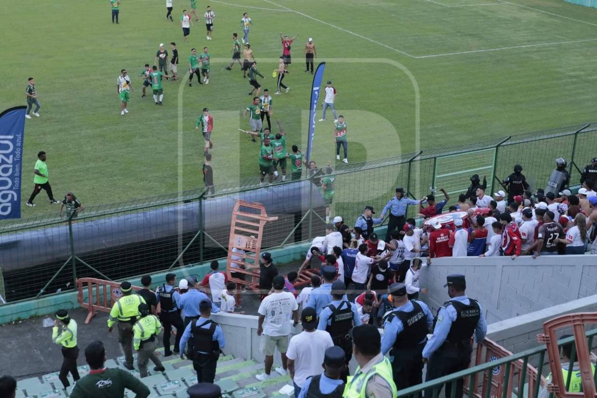 La Policía Nacional evitó que las barras del Marathón y Olimpia se enfrentarán dentro del recinto deportivo.