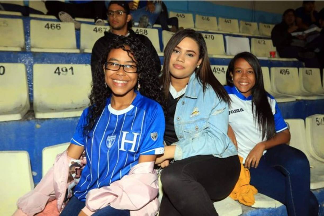 La afición hondureña respondió y llegó a apoyar a la Selección de Honduras en el estadio Nacional.