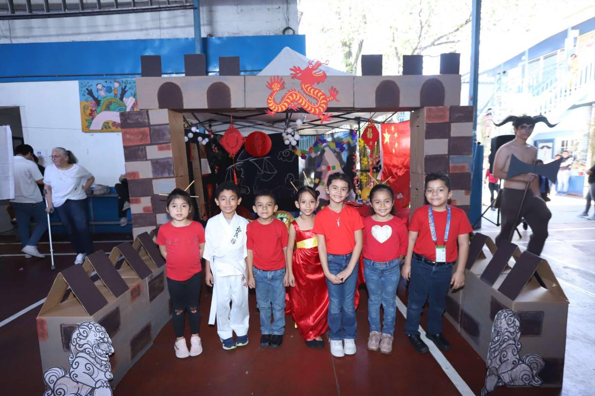 Los pequeños de primer grado fueron los responsables de representar a China.
