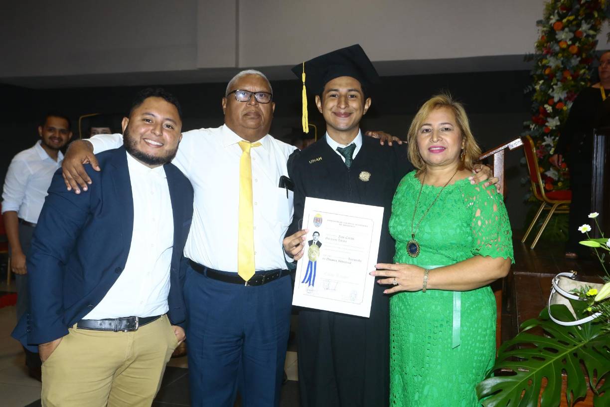 José, José Armando y José Carlos Guerrero junto a Blanca Zavala