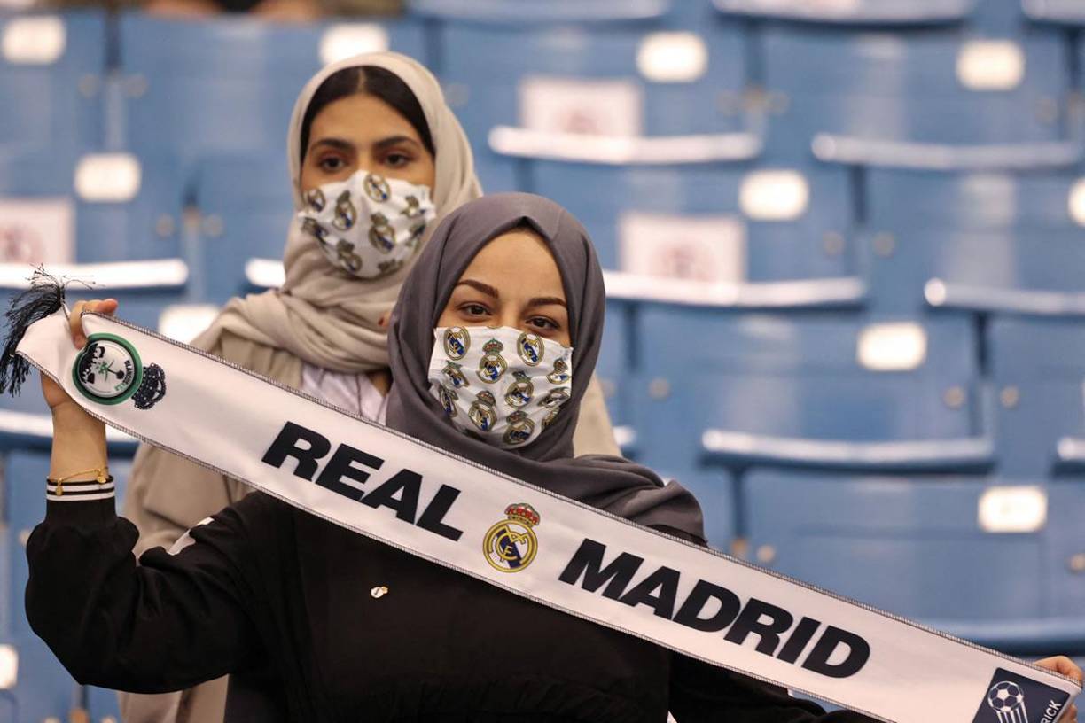 Las aficionadas árabes que apoyaron al Real Madrid.