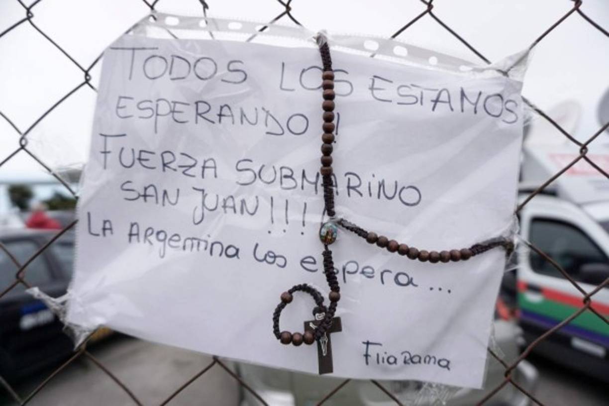 Los familiares colocaron un mural con mensajes de ánimo y fe para sus seres queridos.