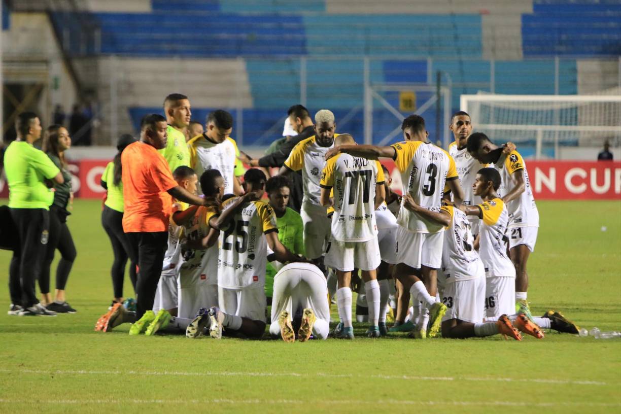 Tras el final del juego, plantilla de jugadores y cuerpo técnico del CAI hizo una oración tras el resultado.