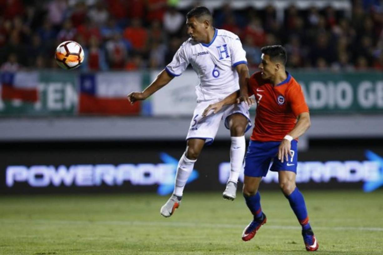 Chile y Honduras disputaron un partido intenso. Bryan Acosta de Honduras marcando al delantero Alexis Sánchez.