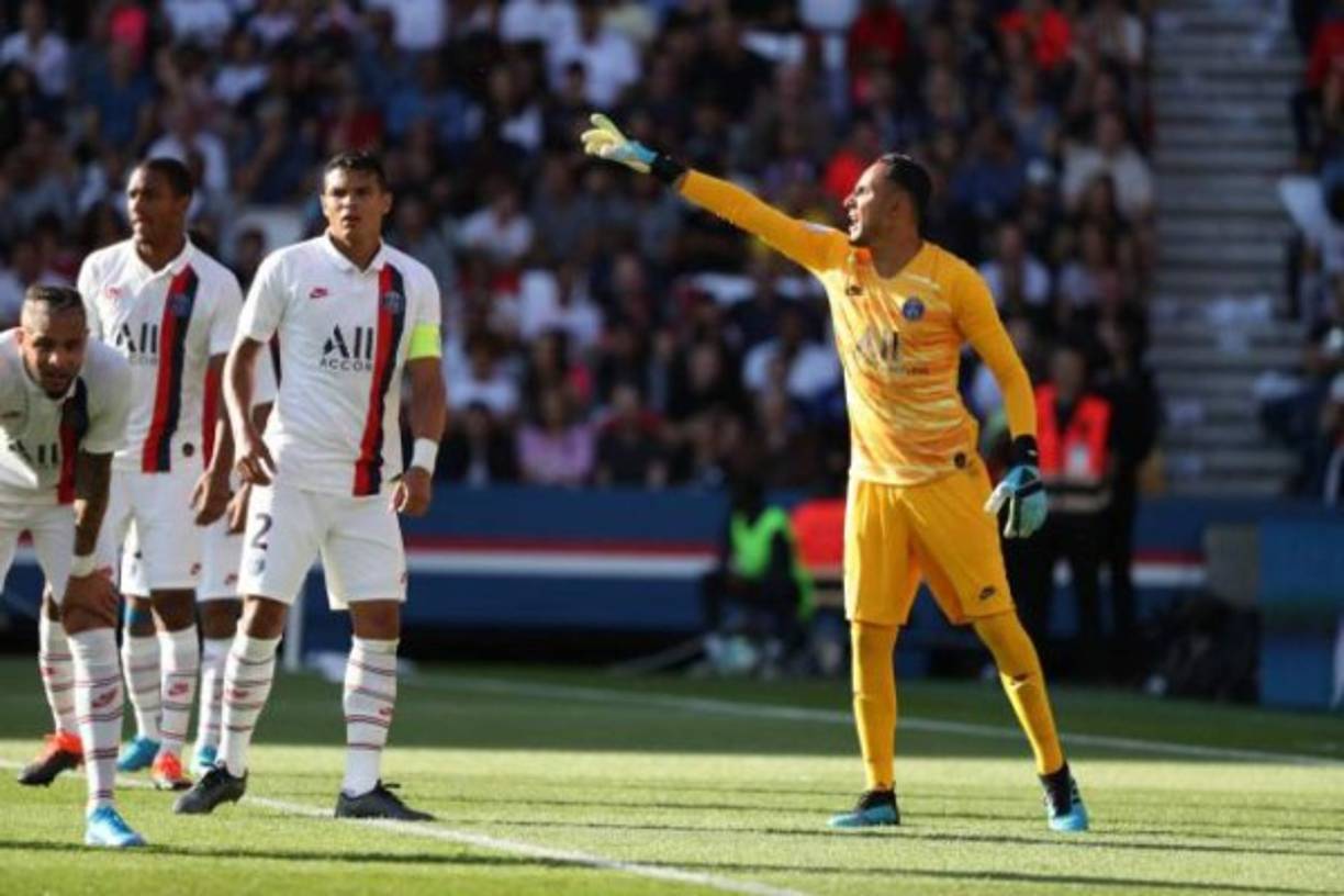 Keylor Navas se empezó a ganar a los aficionados del PSG con su buena actuación.