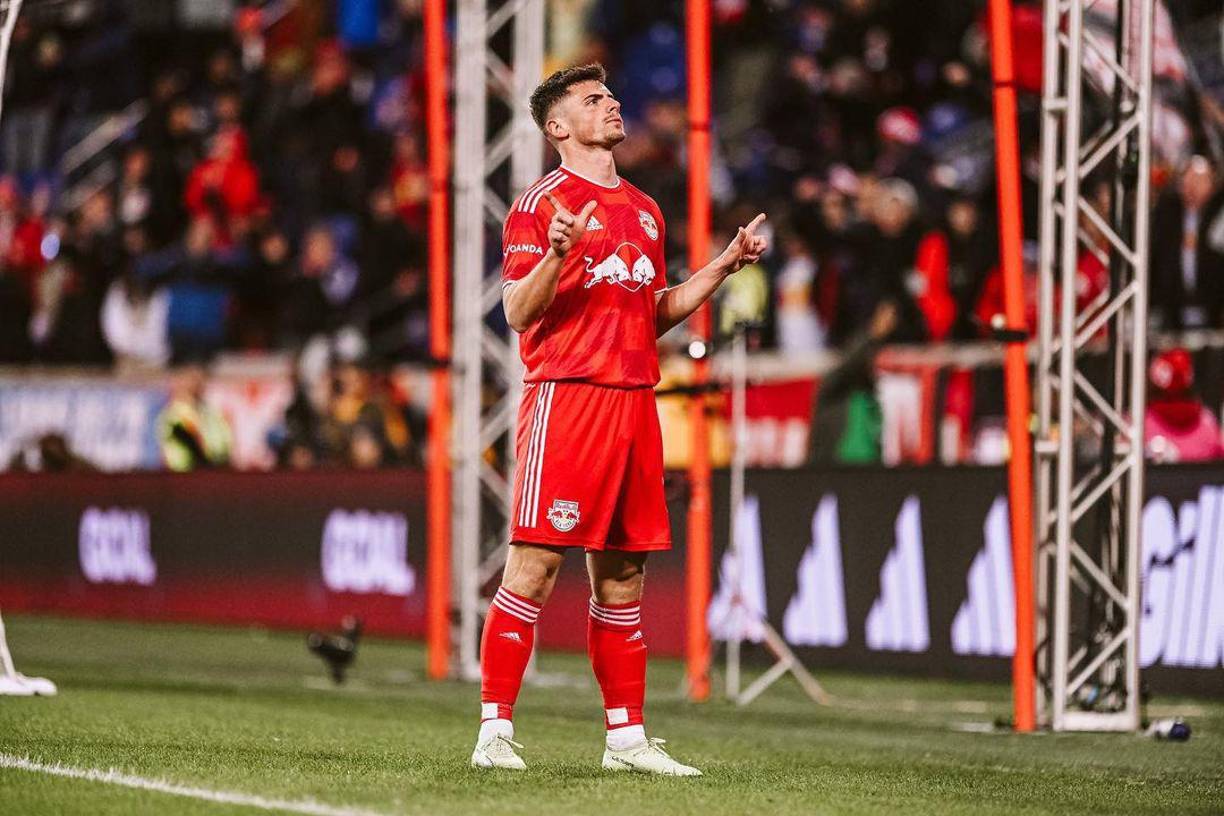Extremo derecho: Dante Vanzeir del New York Red Bulls.