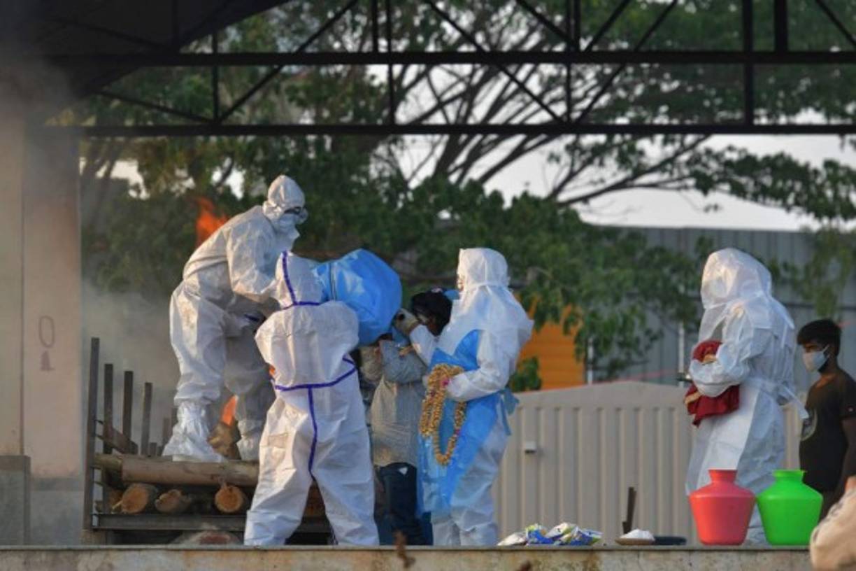 La nueva ola se debe en gran parte a una nueva mutación del virus y a una fiesta religiosa hindú que ha congregado a decenas de miles de personas en varios puntos del país en estos días.