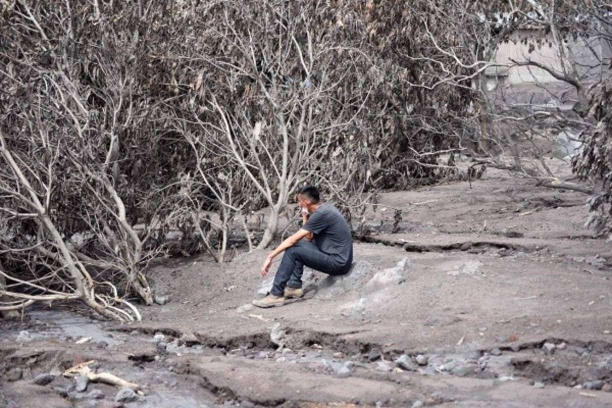Legisladores opositores pidieron tras la citación la renuncia del secretario ejecutivo de la Conred, Sergio Cabañas, por 'no haber actuado' oportunamente para prevenir la tragedia que provocó la erupción del Volcán de Fuego, señalada como la más violenta de los últimos años.<br/><br/>En la imagen, un joven contempla la devastación en una de las comunidades soterradas por la avalancha de ceniza.