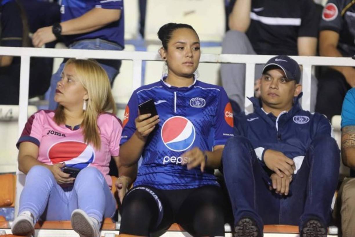 Bellas chicas llegaron al estadio Nacional apoyando al Motagua.