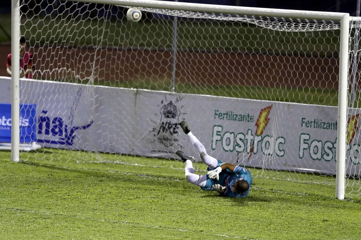En el segundo tiempo, Darixon Vuelto marcó el 2-0 del Real España con un penal que no adivinó el arquero José Mario Valdez.