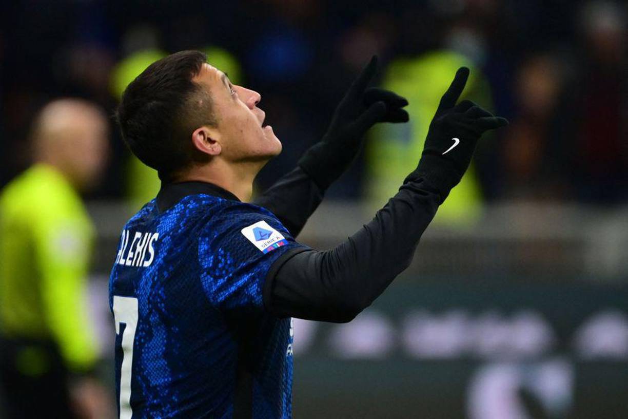 El Inter de Milán no tiene muy claro qué hacer con Alexis Sánchez. El extremo chileno acaba contrato en junio de 2023 y en el club italiano no saben si ofrecerle la renovación. A pesar de su escaso protagonismo en los últimos tiempos, se valoran otras cosas. Foto AFP.