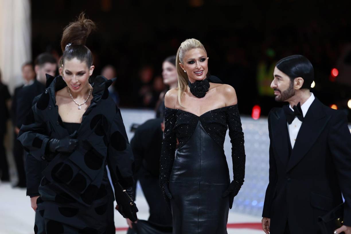 Paris Hilton utilizó un traje de Marc Jacobs con un collarín de camelia.