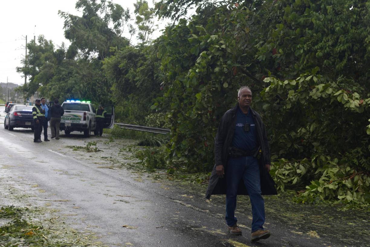 El temporal, que pasó al noreste de la isla caribeña esta madrugada, es ahora un huracán de categoría 1 -en una escala de 5- con vientos máximos sostenidos de 120 km/h, indicó el centro estadounidense de huracanes (NHC) en su último boletín. 
