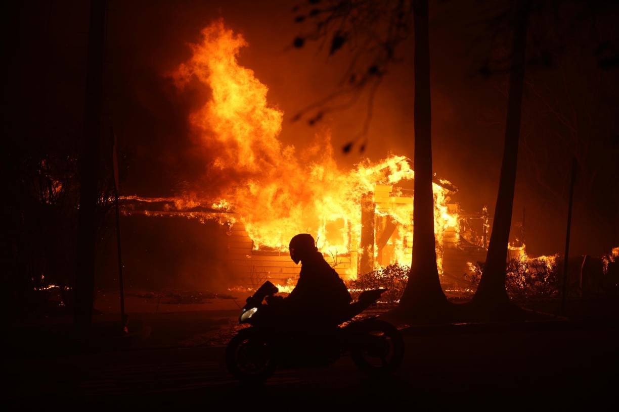 El fuego ha afectado al barrio de Pacific Palisades, uno de los más acaudalados de la ciudad, donde viven estrellas como Jennifer Aniston, Bradley Cooper, Tom Hanks y Rita Wilson, Reese Witherspoon, Adam Sandler y Michael Keaton, llegando a quemar 3.000 acres (unas 1.200 hectáreas), según la BBC.