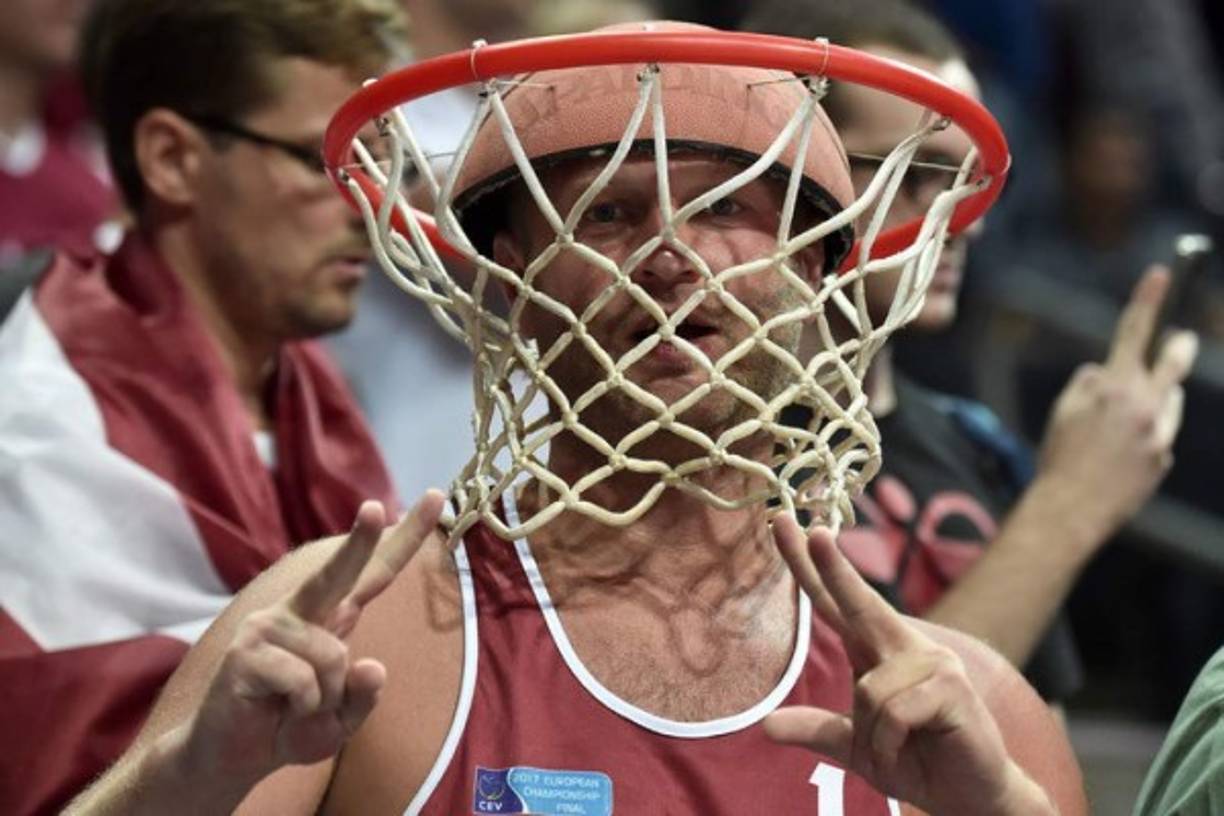 BALONCESTO. Locura de canasta. Un aficionado de Letonia fue al partido del Eurobasket frente a Rusia con un gorro en forma de canasta en el Sport Arena, en Estambul, Turquía.