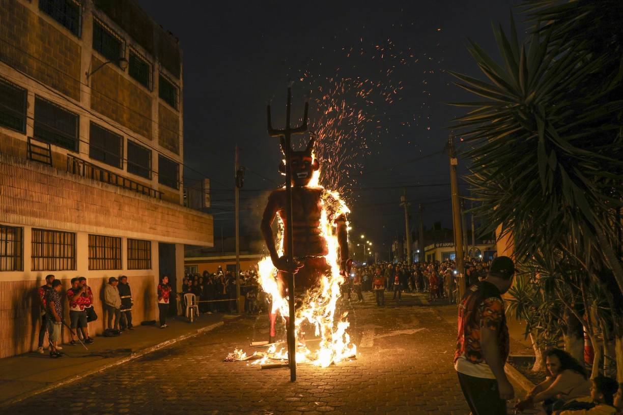 Uno de los principales actos de la celebración se realizó en el barrio La Concepción de la ciudad colonial de Antigua Guatemala, 45 km al suroeste de la capital, la principal zona turística del país.