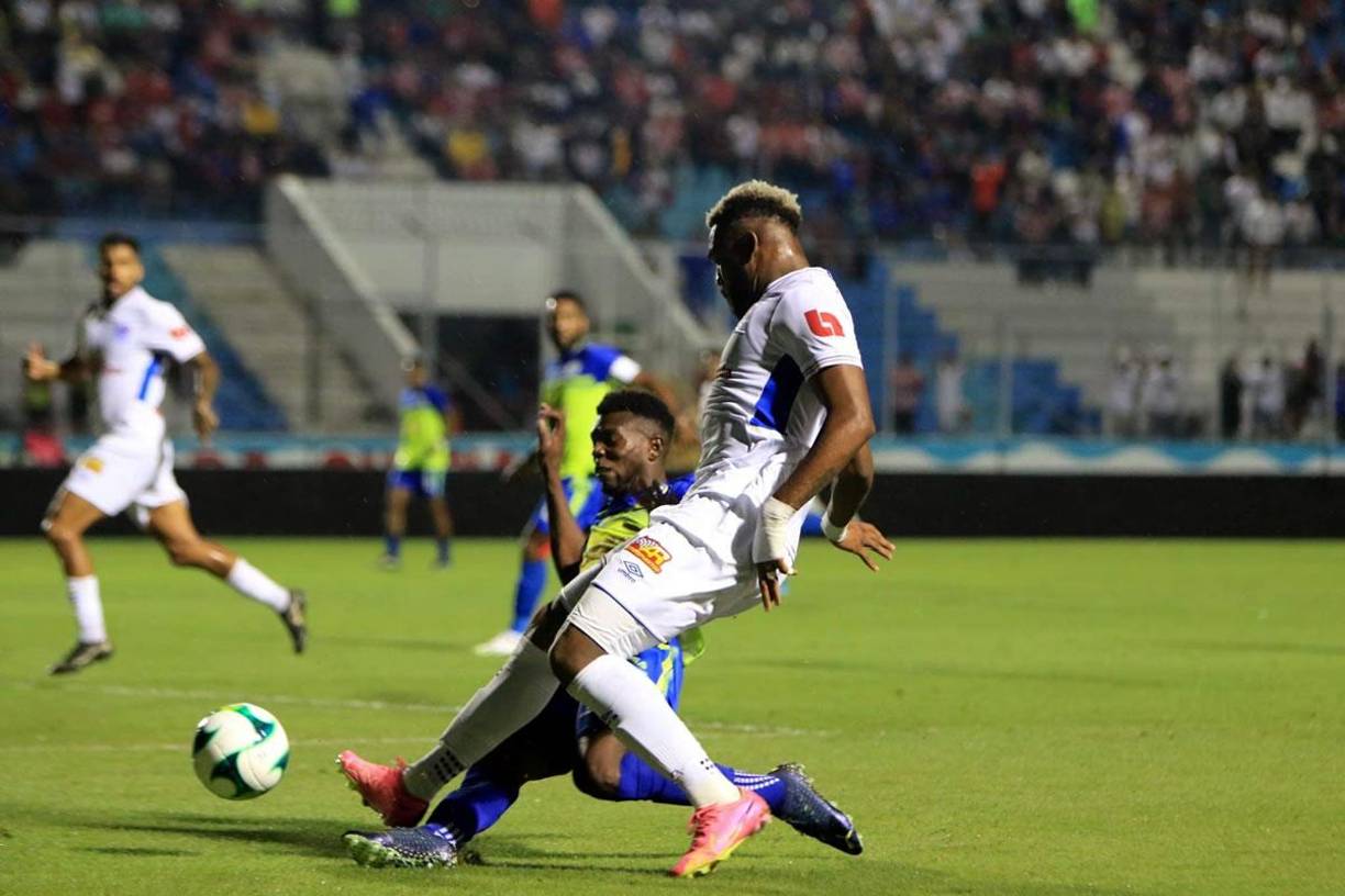 Carlos ’Muma’ Fernández se barrió de fea forma contra Jorge Benguché en esta acción que le costó la primera tarjeta amarilla del partido.