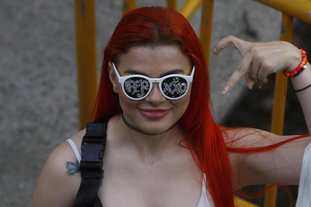 Carolina, una de las fanáticas que no dudó en asistir al evento, aseguró a EFE que Feid es único por su “esencia” y espera que su nuevo disco “juegue” con diferentes estilos.