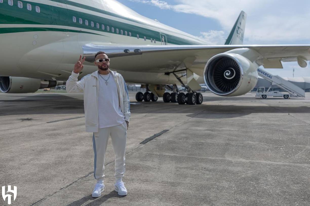Según detalló el periódico brasileño Lance, la aeronave, con capacidad para 400 pasajeros y de dos pisos, cuenta con una especie de “trono” para utilizar en ocasiones especiales, sofás de cuero, mesas de madera maciza y lujosos tapizados.