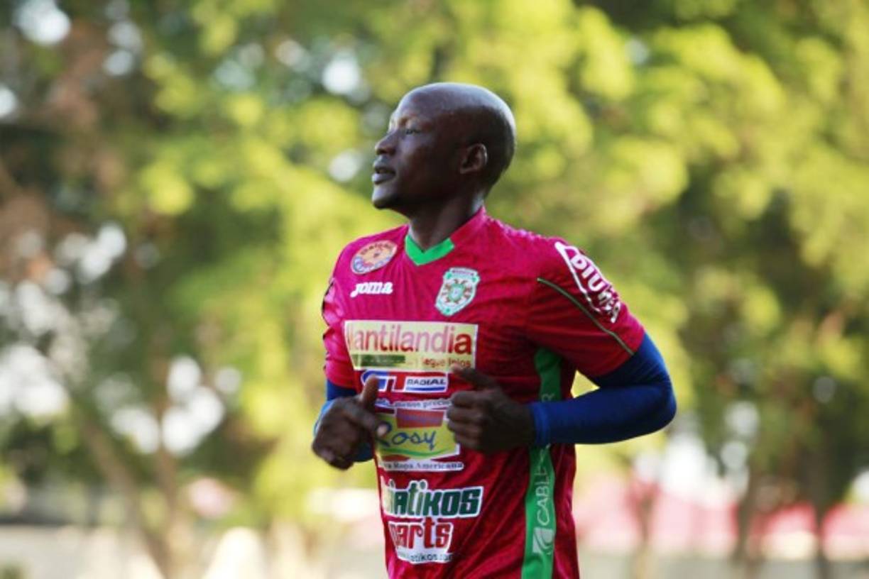 El colombiano Jhon Córdoba sigue entrenando con Marathón a la espera de convencer a Keosseián.