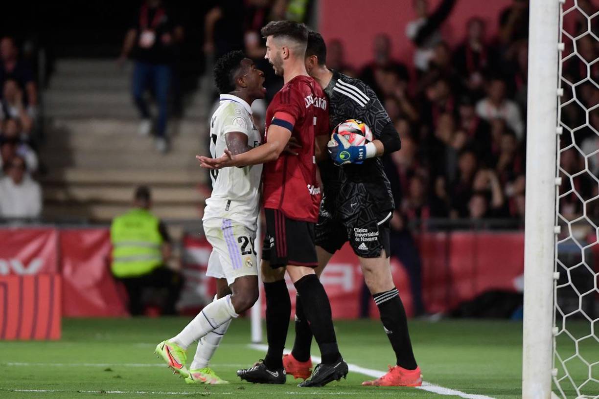 El brasileño se encaró con el jugador español por lo que le hizo.