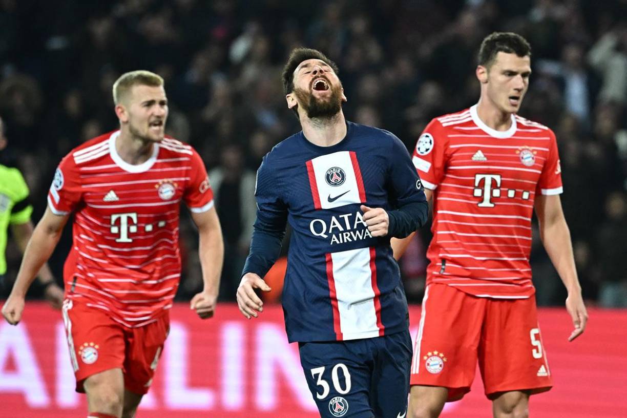 Lionel Messi se lamenta tras no poder marcar ante el Bayern. Su disparo en el corazón del área lo desvió un defensa rival.