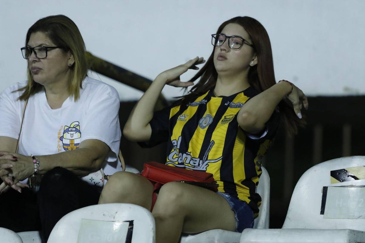 Una de las chicas del Real España que llegó al estadio Morazán para ver a su amado equipo ante el Vida.
