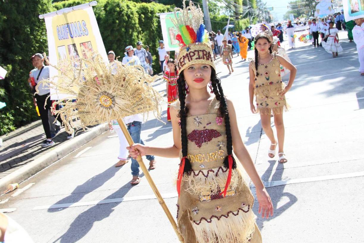 Esta niña muestra su amor por la patria portando un traje alusivo a Lempira. 