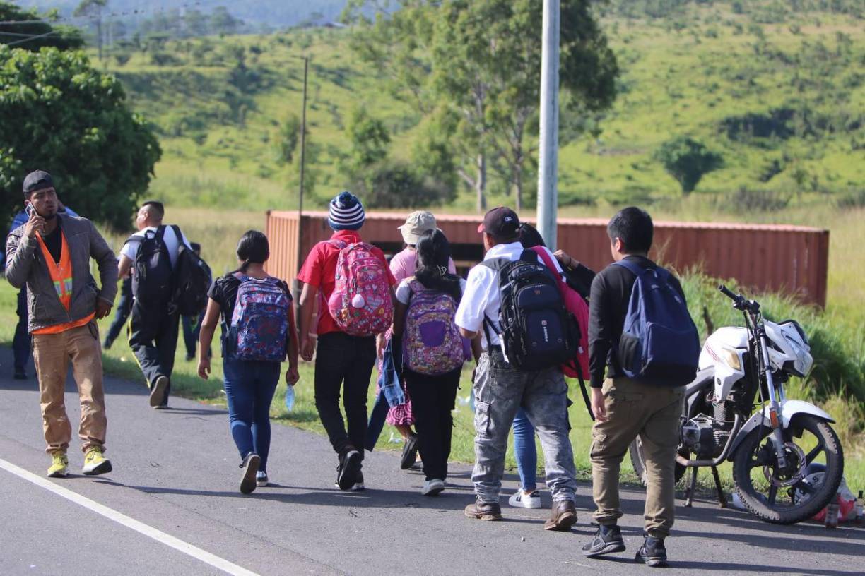 Alrededor de las 09:00 horas locales (15:00 GMT), la Policía Nacional llegó a un acuerdo parcial con los manifestantes para permitir la circulación por la carretera cada 15 minutos, considerando que algunas personas se dirigían hacia el Aeropuerto Internacional de Palmerola, en el centro del país. EFE