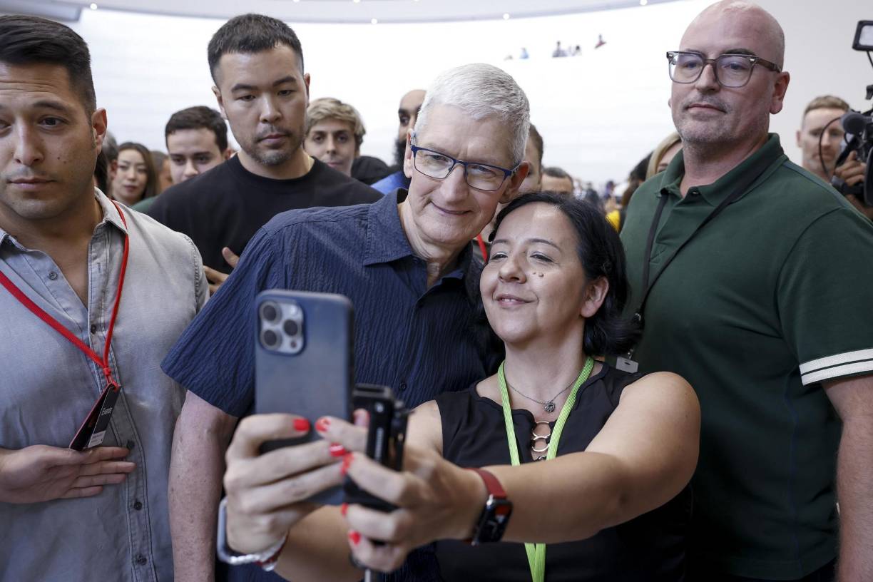 La AI de Apple también busca revolucionar su asistente, Siri, haciendo que tenga más “visibilidad en la pantalla” y pueda “realizar cientos de acciones nuevas en las aplicaciones”. 