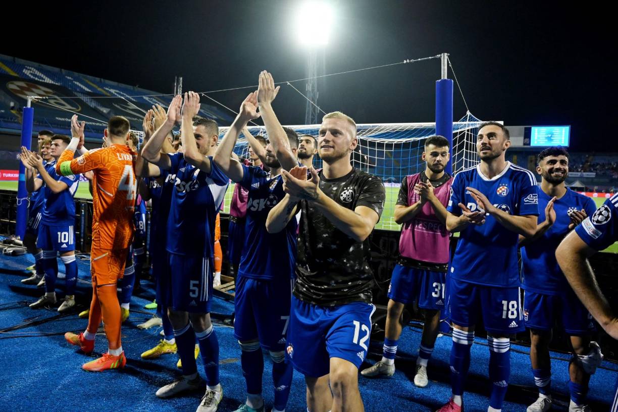 Los jugadores del Dinamo Zagreb celebrando el histórico triunfo conseguido contra el Chelsea en su debut en la Champions League 2022-2023.