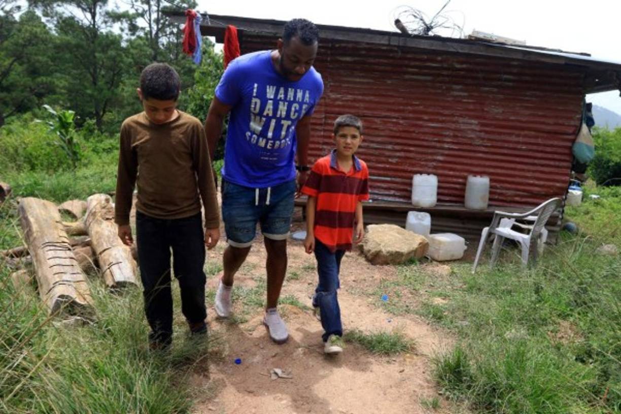 Al ver la labor altruista del periodista, un amigo de él le habló de las condiciones en que vivía esta familia. Sin pensarlo dos veces viajó hasta este lugar para ayudarlos. Su corazón no pudo más al conocerlo y de inmediato comenzó a apoyarlos económicamente.