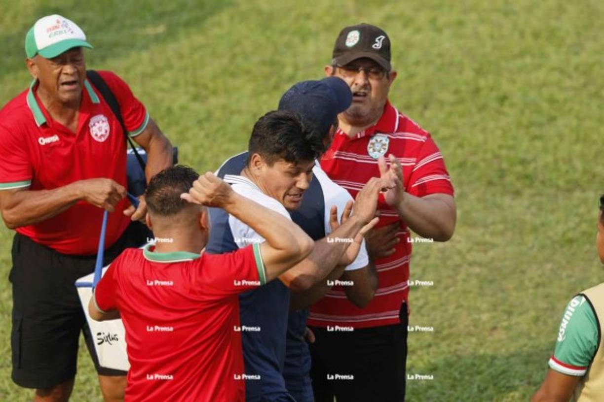 Luego un utilero del Marathón se fue encima de Hugo Caballero para agredirlo.