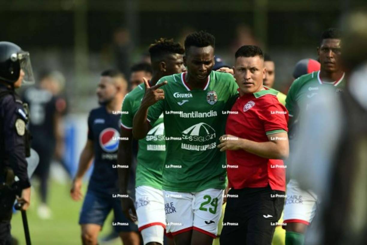 El defensa Bryan Johnson tuvo que llevarse al utilero del Marathón.