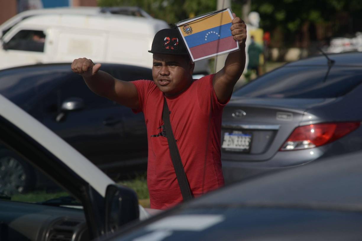 Carlos Hernández (43), de Maracaibo, contenía las lágrimas y la respiración contando que en Guatemala y México los trataron como animales y como gente indeseable.