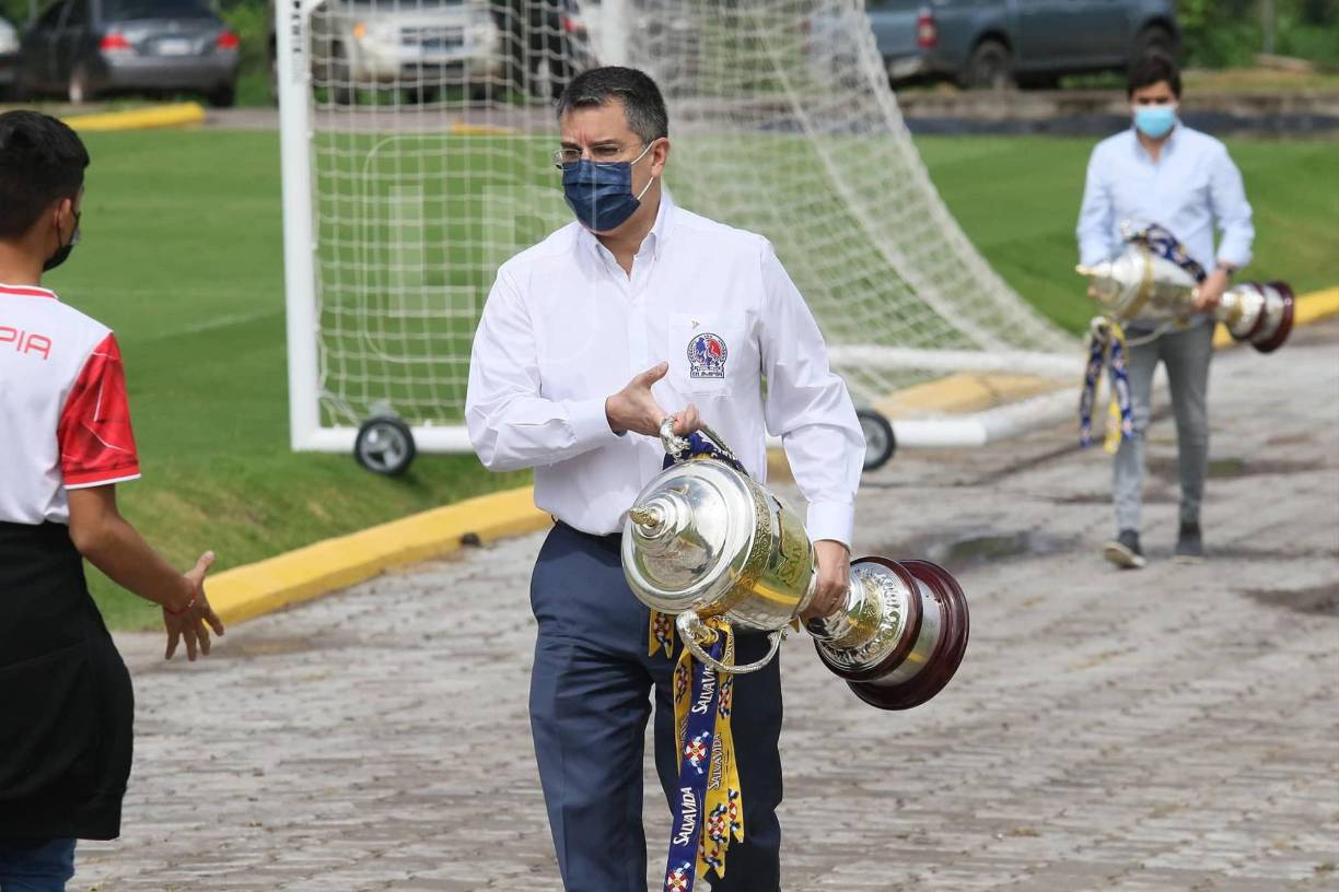 El presidente Rafael Villeda del Olimpia sorprendió al llevar las Copas conquistadas por Pedro Troglio en su primera etapa como DT del cuadro albo.