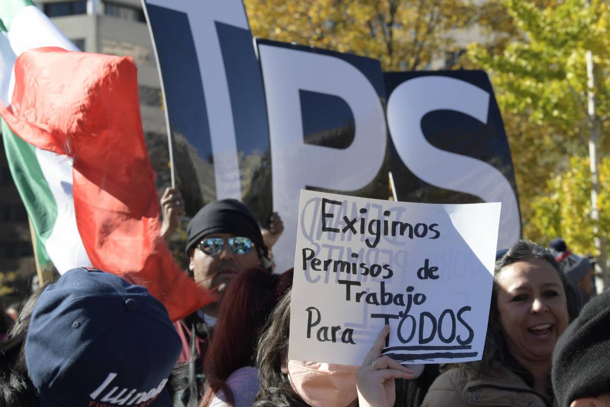 Los activistas y organizaciones como Voces Unidas Action Fund, que promovieron la marcha de hoy, son conscientes de ello, por lo que proponen al presidente usar su autoridad ejecutiva para dar estatus legal a diferentes grupos migratorios.