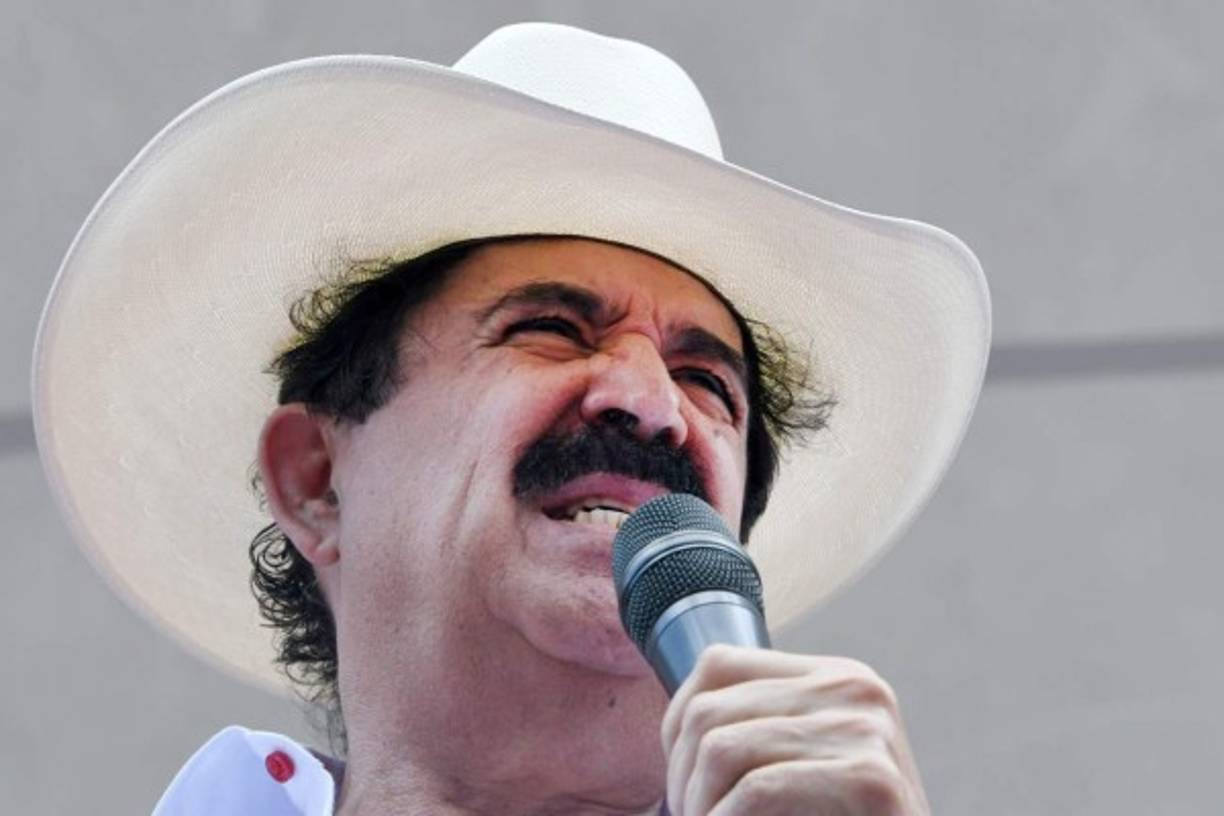 Los policías 'metieron infiltrados en la manifestación con gente con piedras para después justificar y gasearlos', denunció el expresidente Manuel Zelaya.