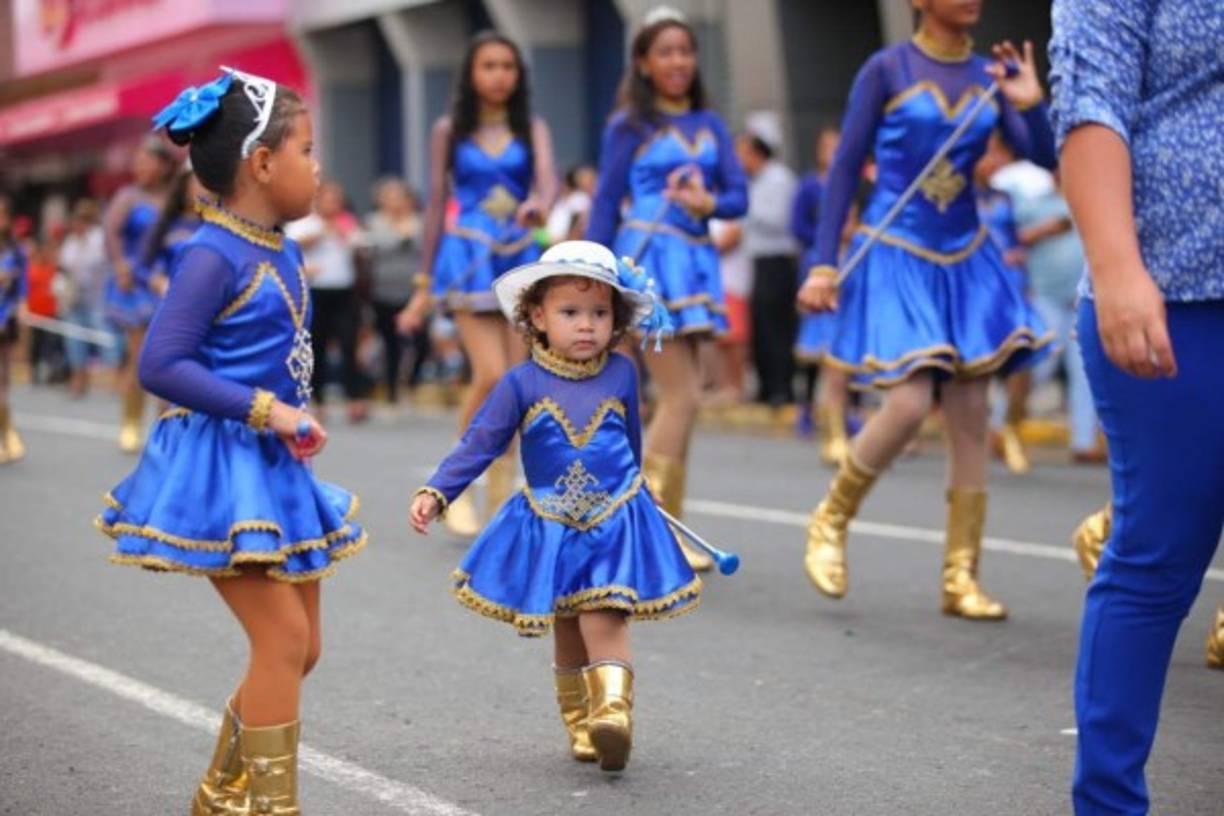 Una pequeña desfila en la ciuda de San Pedro Sula.