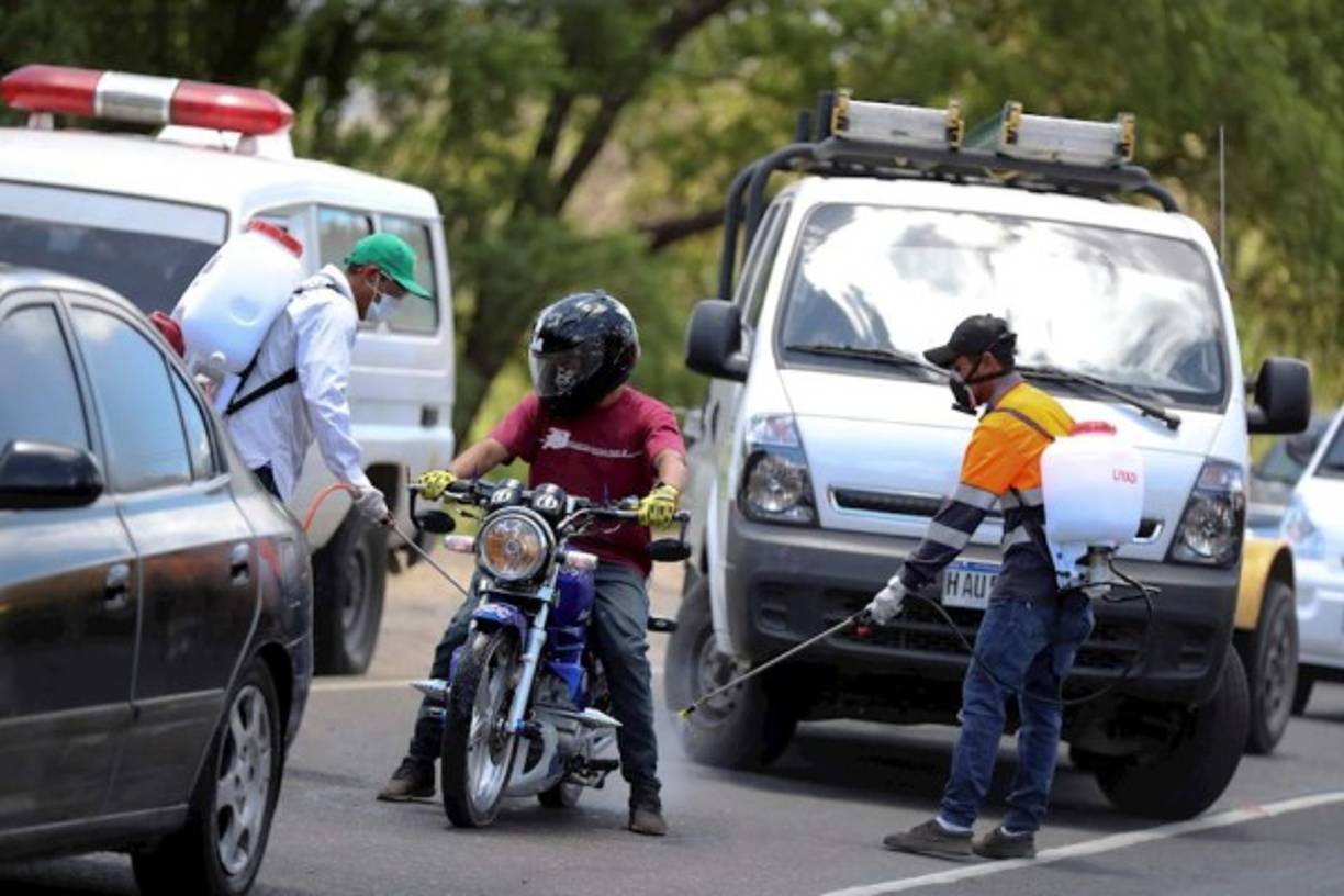 El doctor Omar Videa manifestó que “Ya estamos viendo casos natos de una comunidad particular, entonces, cuando empezamos a ver ese comportamiento en zonas como Cortés y Francisco Morazán, esa ya es una fase de transmisión masiva, es cuando se pierden los nexos epidemiológicos y toda la población ya se vuelve sospechosa”, detalló.