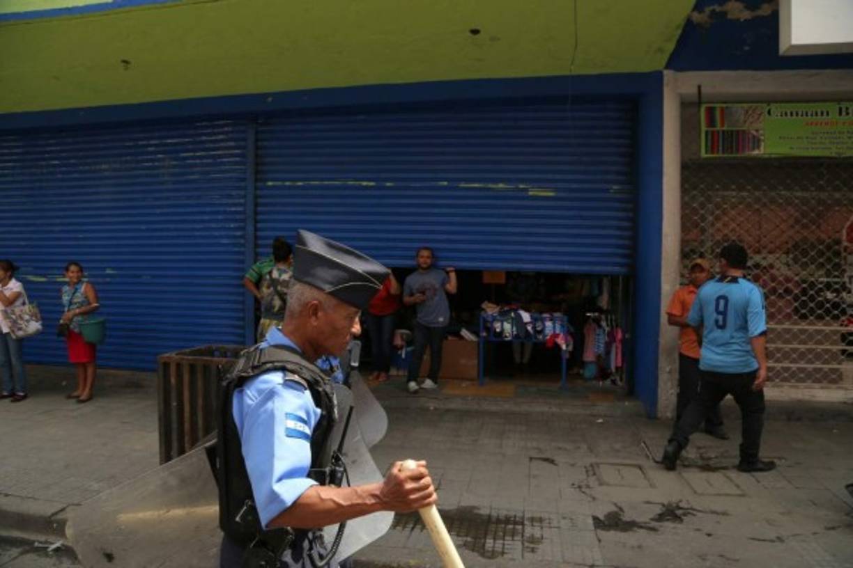 Los dueños de los negocios decidieron cerrarlos por la turba de vendedores que protestaba en el centro de San Pedro Sula.