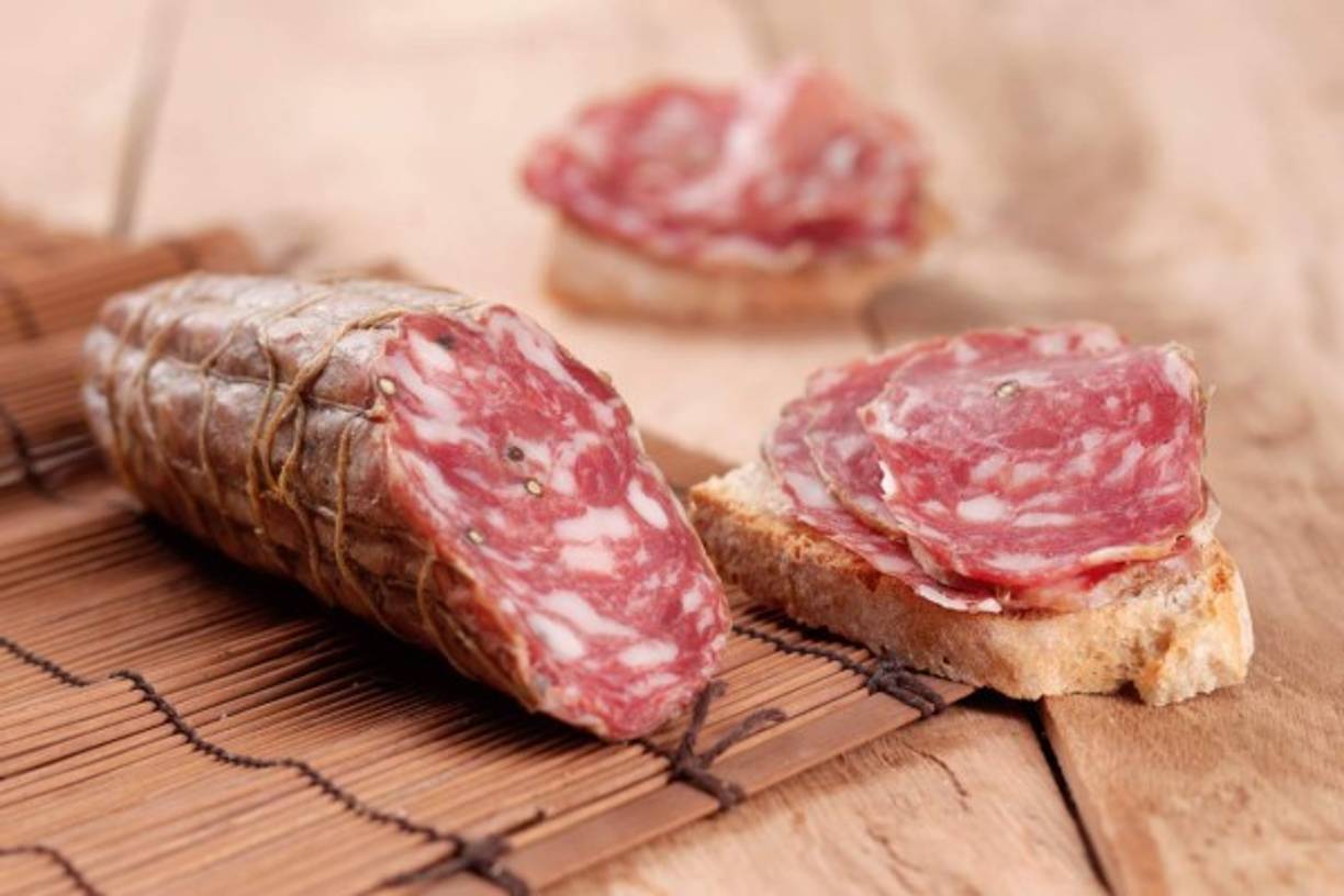 Salami. La carne procesada incluye las salchichas y jamones, y cualquier carne que haya sido ahumada, curada o a la que se le ha agregado sal o preservantes. Son estos aditivos y este procesamiento los que aumentan el riesgo de cáncer.