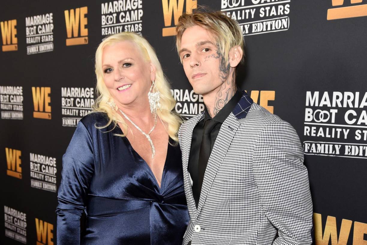 La madre de Aaron Carter compartió fotos espeluznantes de la escena de la muerte de su hijo.