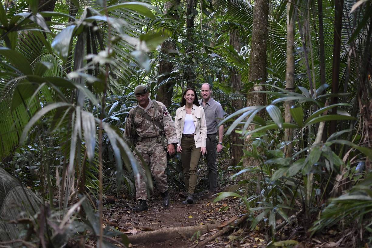  Los duques de Cambridge, William y Kate, realizaron una visita oficial al Caribe y el Atlántico con un recorrido por Belice para explorar la reserva forestal Chiquibul, donde observaron a las fuerzas armadas británicas entrenando en la selva antes de sumergirse en las aguas del arrecife para nadar con tiburones.
