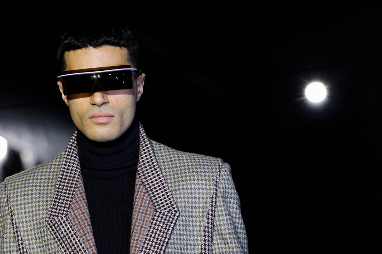 Una modelo presenta una creación de la colección Otoño-Invierno 2023-2024 de Pierre Cardin Womenswear durante la Semana de la Moda de París, el 5 de marzo de 2023. (Foto de Geoffroy VAN DER HASSELT / AFP)