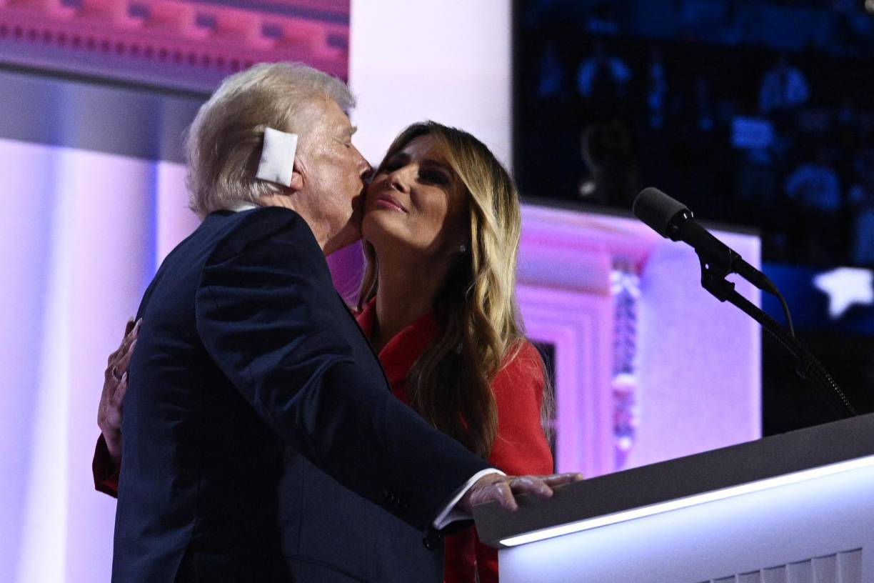 Melania apareció justo antes de que Trump iniciará su discurso y al finalizar subió al escenario para felicitar a su esposo en un incómodo saludo en el que se la vio esquivando un beso del exmandatario.